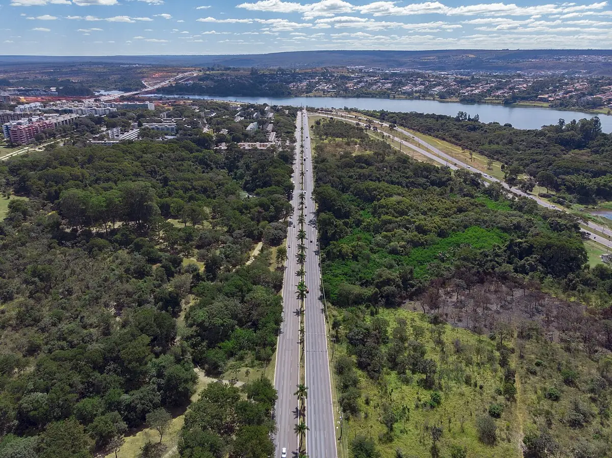 Vue aérienne d’une avenue rectiligne bordée de verdure à Brasília