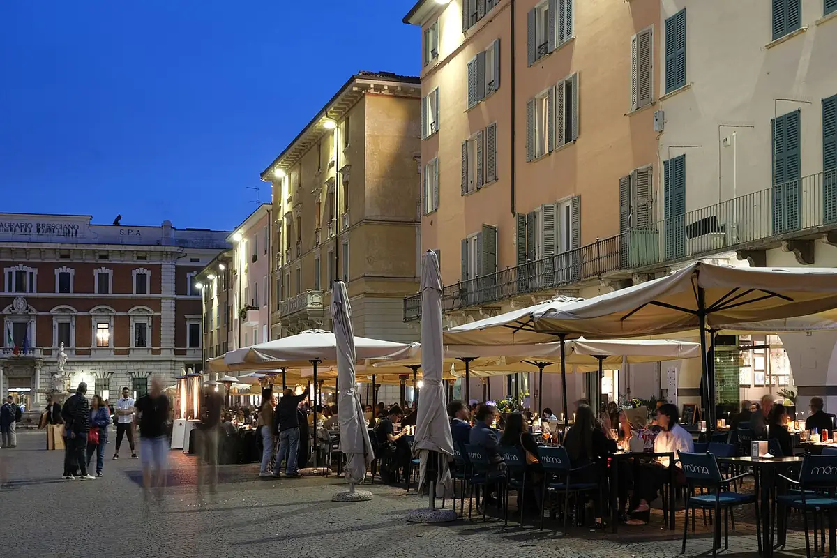 Les terrasses de café animent la Piazza Paolo VI à Brescia
