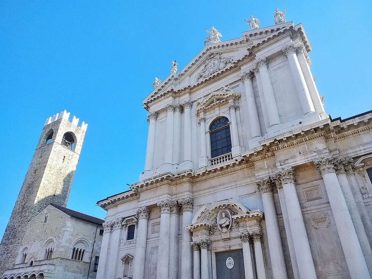 La façade blanche du Duomo Nuovo se dresse près du Duomo Vecchio