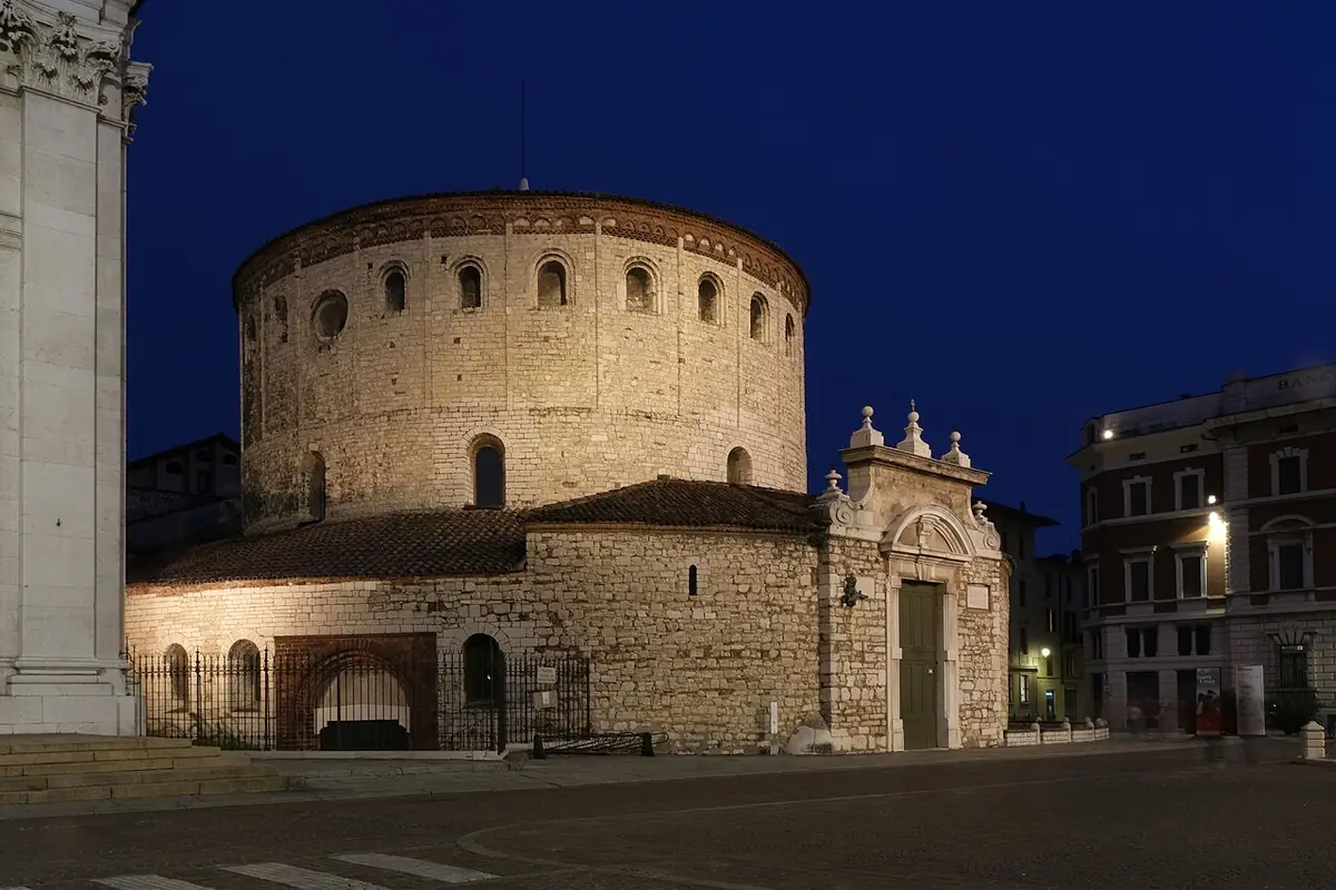 Le Duomo Vecchio, cathédrale ronde du 11e siècle, éclairé le soir à Brescia