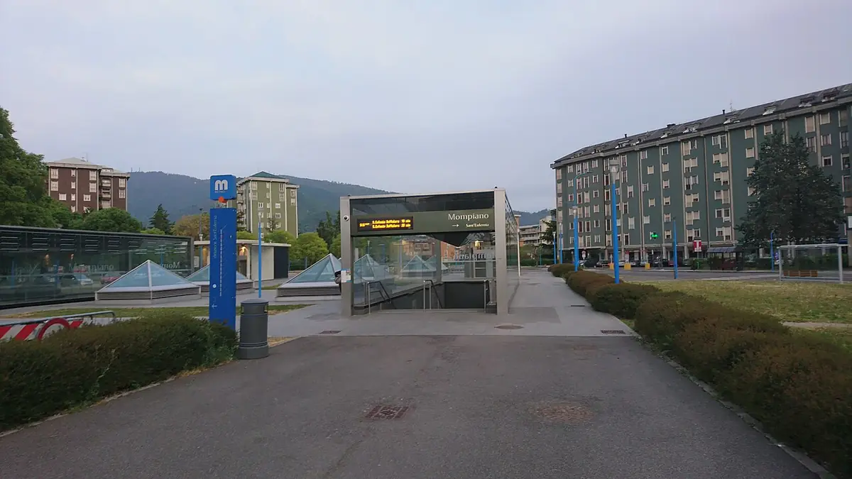 L’entrée de la station de métro Mompiano, immeubles résidentiels en fond