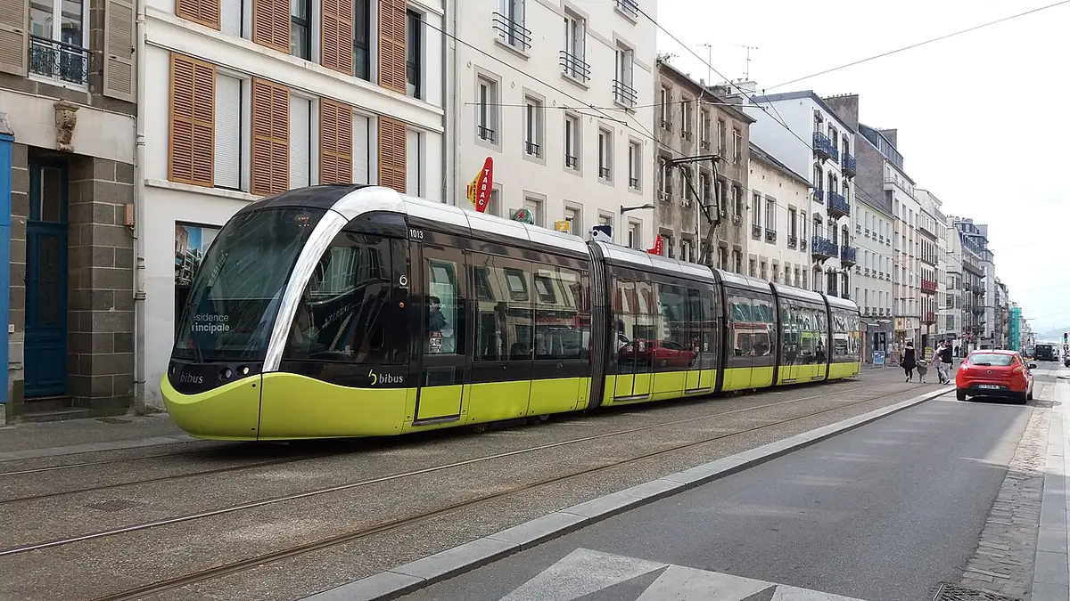 Le tramway de Brest circulant rue Jean-Jaurès, entre commerces et immeubles