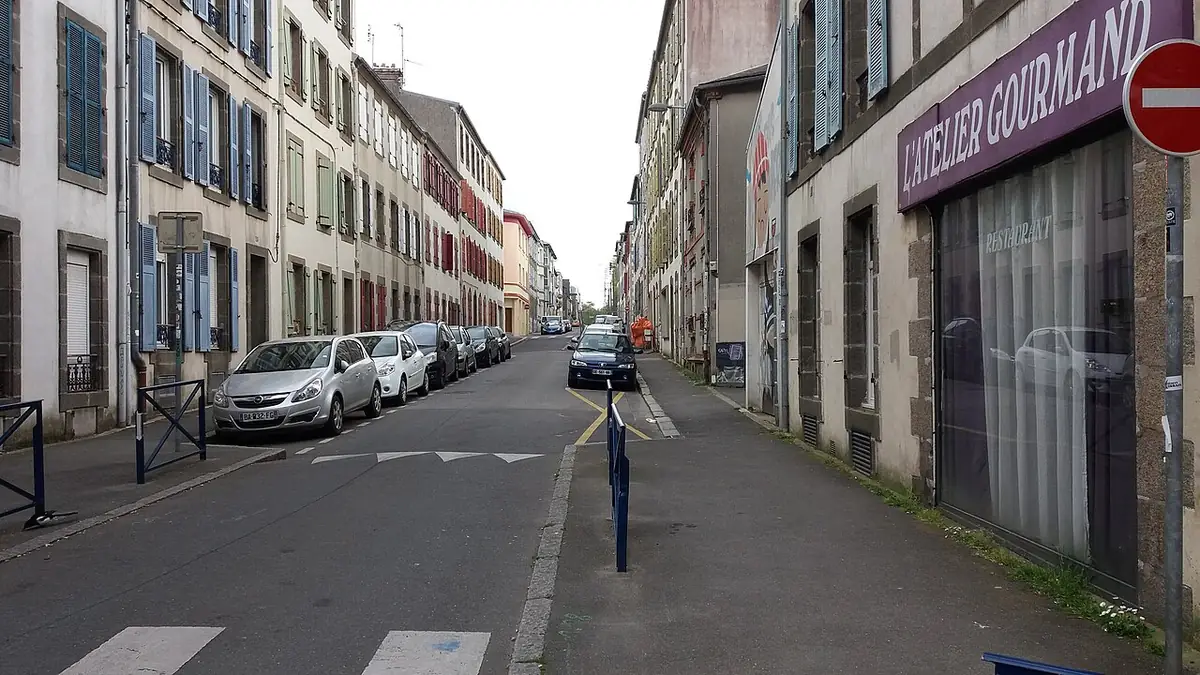 La rue Massillon à Brest, bordée d’immeubles et de voitures stationnées