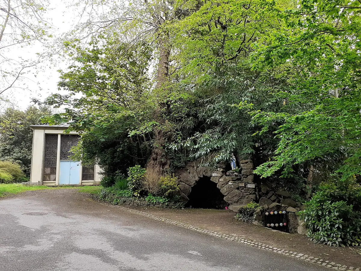 La grotte de Lanroze et sa chapelle, nichées dans la verdure à Brest