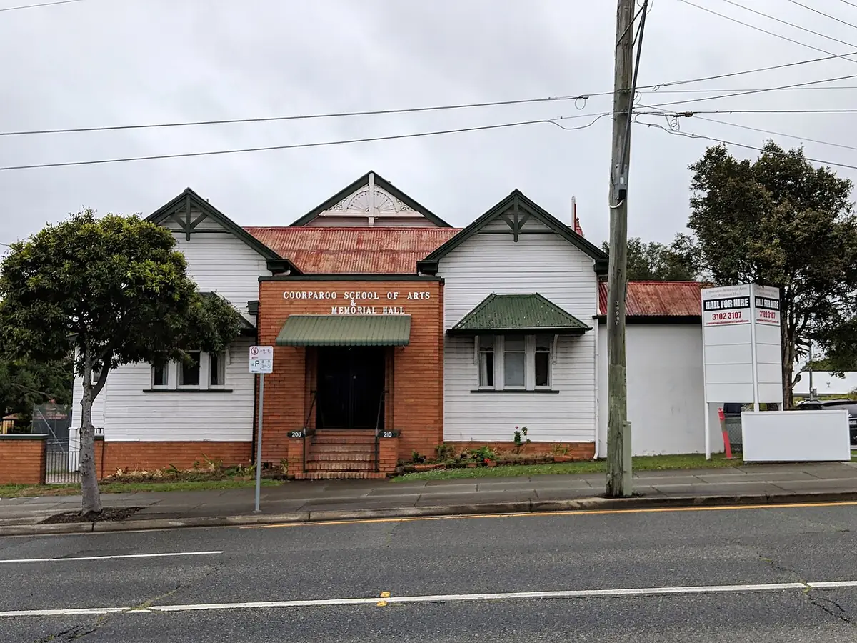 La Coorparoo School of Arts, salle patrimoniale en bois au toit rouge, dans une rue de Brisbane