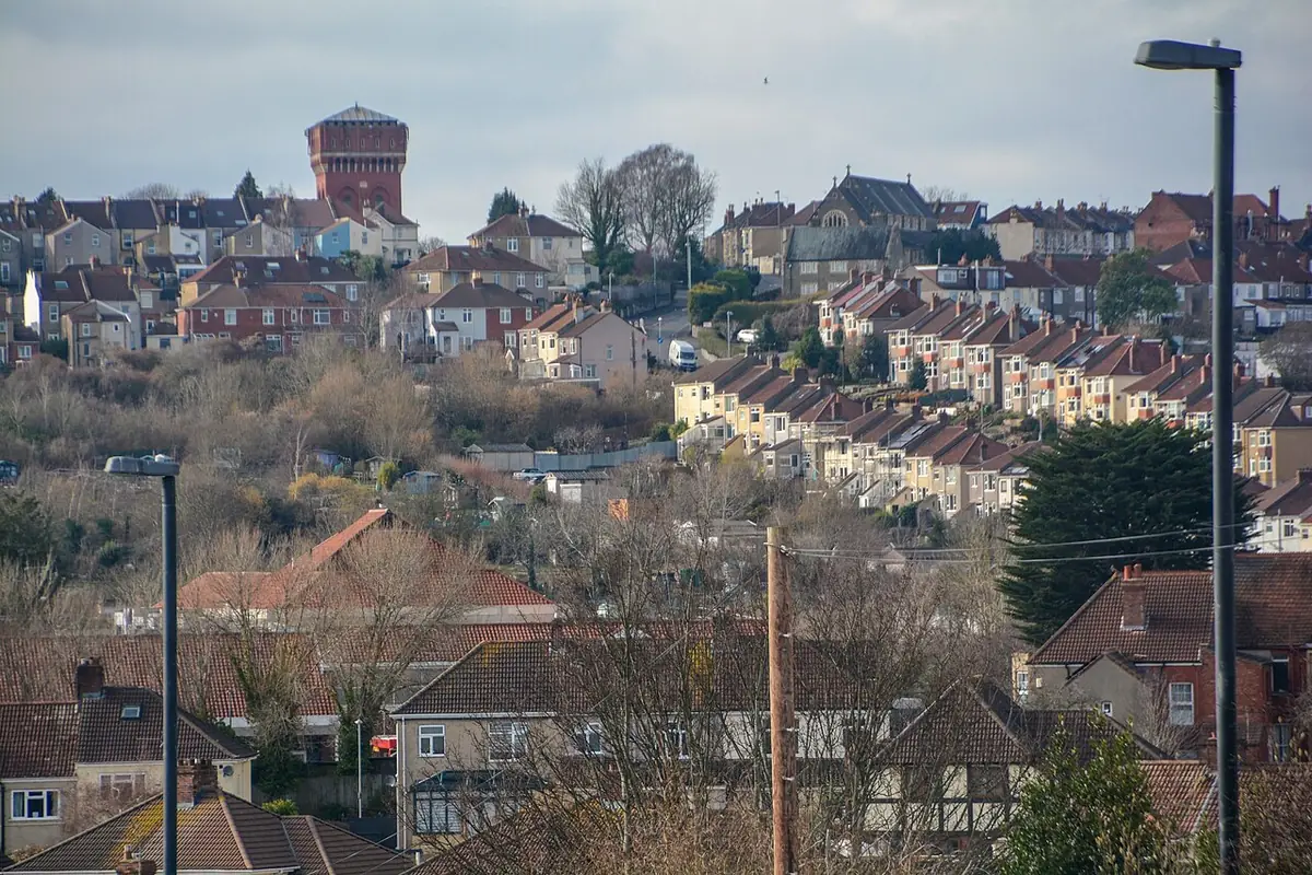 Le quartier de Brislington à Bristol, maisons et château d’eau sur la colline