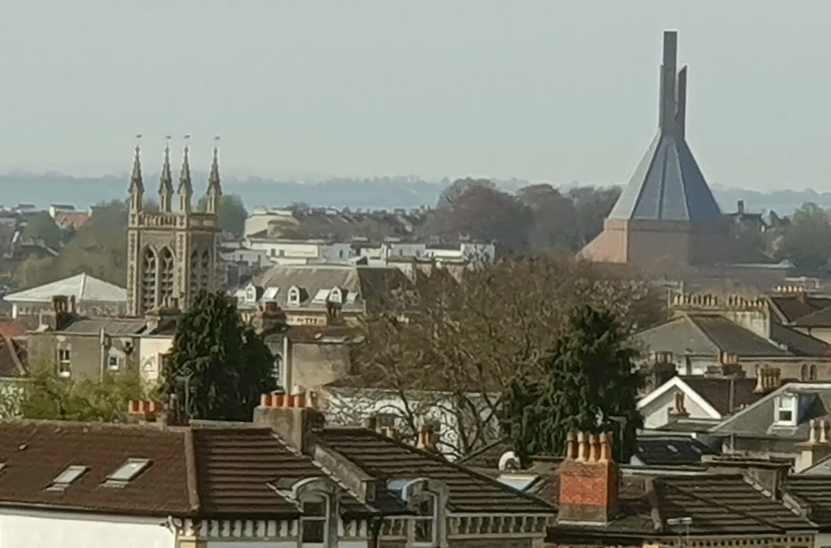 Les toits du quartier de Clifton à Bristol, avec la cathédrale au loin