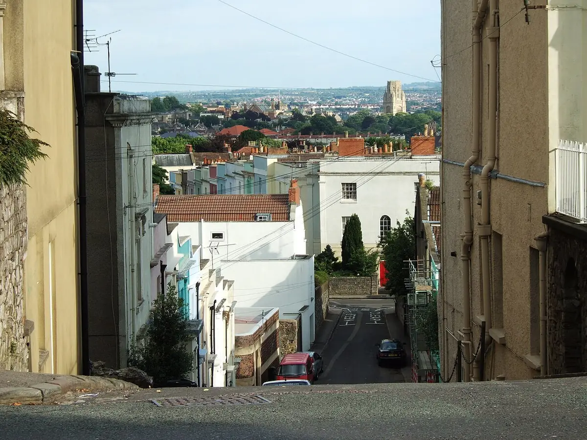 Une rue en pente bordée de maisons victoriennes à Bristol, vue depuis les Downs
