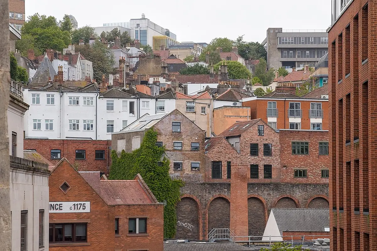 Les maisons en briques rouges de Kingsdown, avec le centre de Bristol en arrière-plan