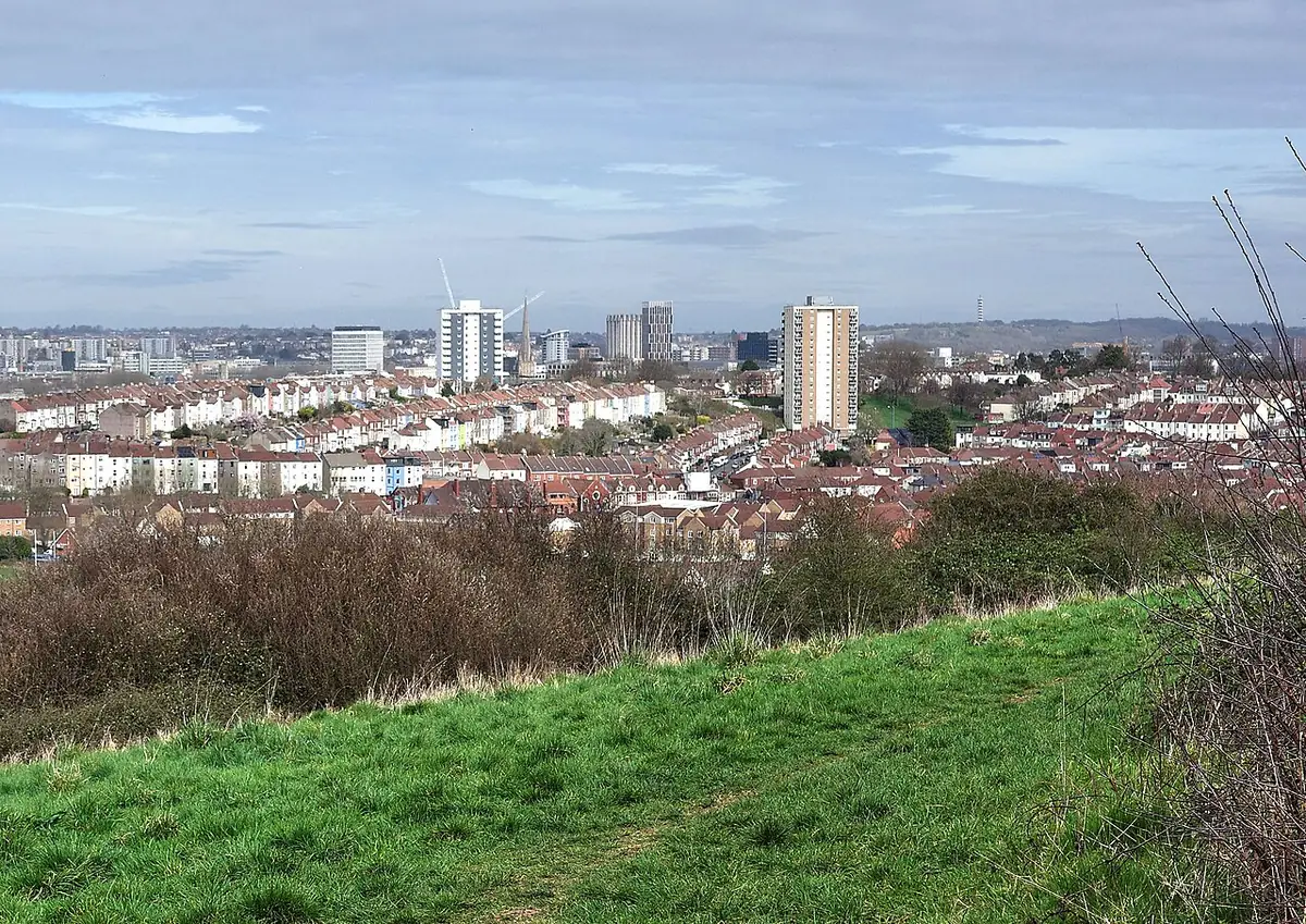 Vue sur Lower Knowle à Bristol, immeubles et maisons individuelles mêlés