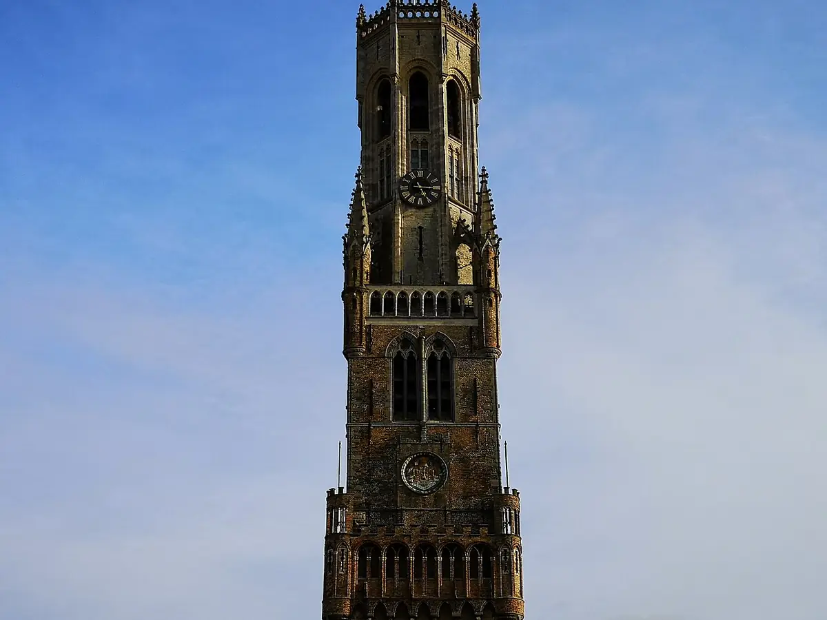 Le beffroi de Bruges qui domine la ville depuis le centre historique