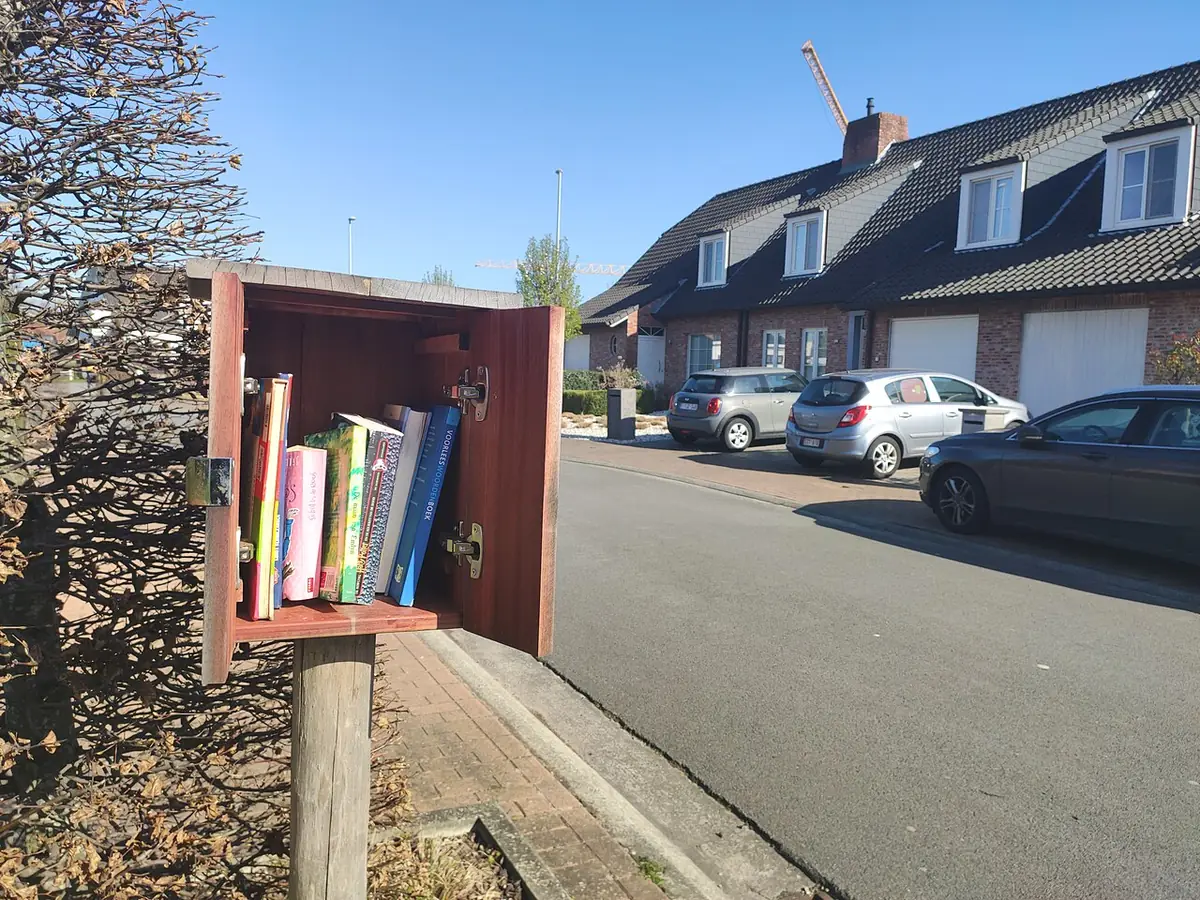 Une boîte à livres ouverte dans une rue résidentielle de Sint-Pieters
