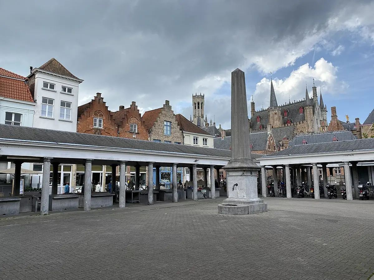 La place du Vismarkt et son bâtiment néoclassique à Bruges