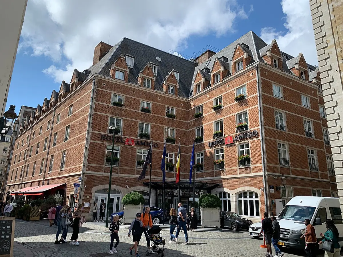 Un immeuble en brique de style flamand à l’angle d’une rue de Bruxelles