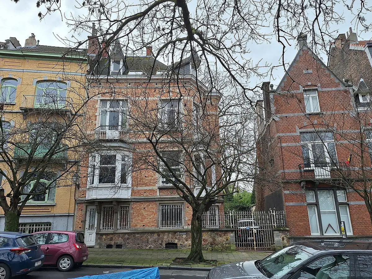 Des maisons de maître à balcons dans une rue résidentielle de Bruxelles