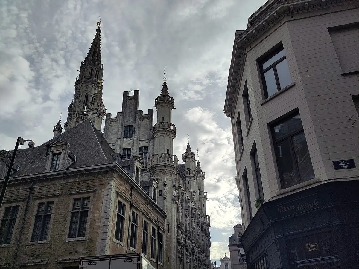 La tour gothique de l’hôtel de ville de Bruxelles, vue depuis une rue voisine