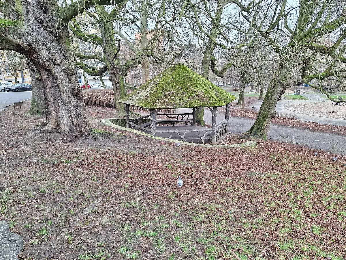 Un kiosque au milieu d’un parc à Bruxelles, feuillage d’automne