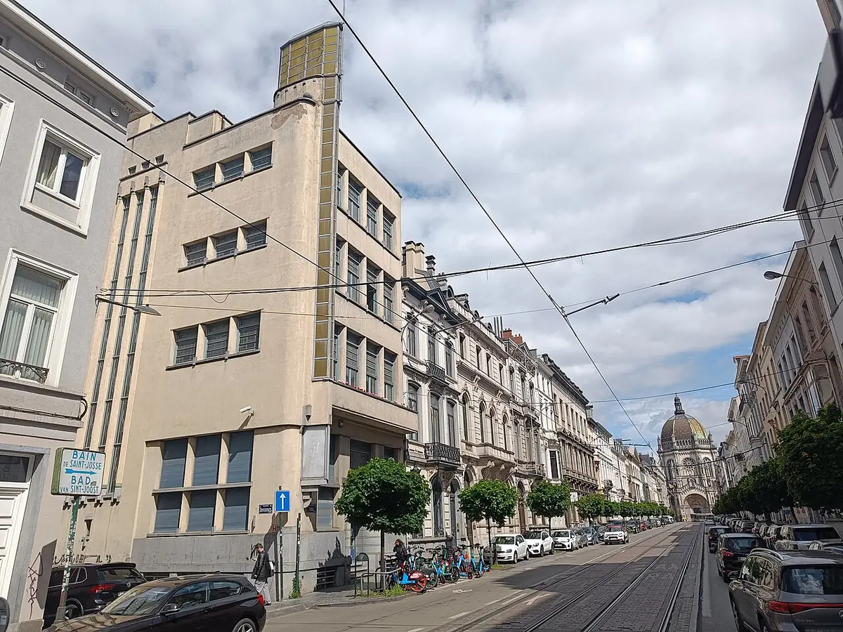 Une rue de Bruxelles avec ses voies de tram et ses façades alignées