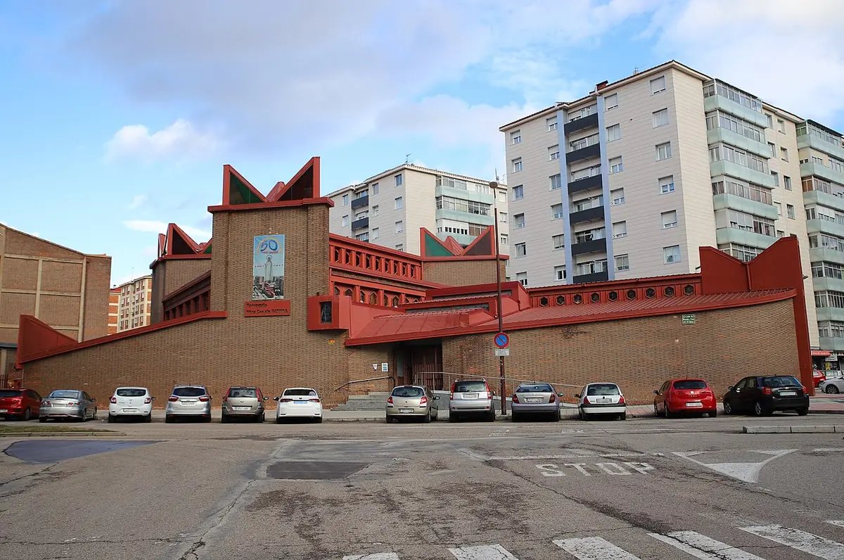 L’église Nuestra Señora de Fátima à Burgos, avec des immeubles résidentiels à l’arrière-plan