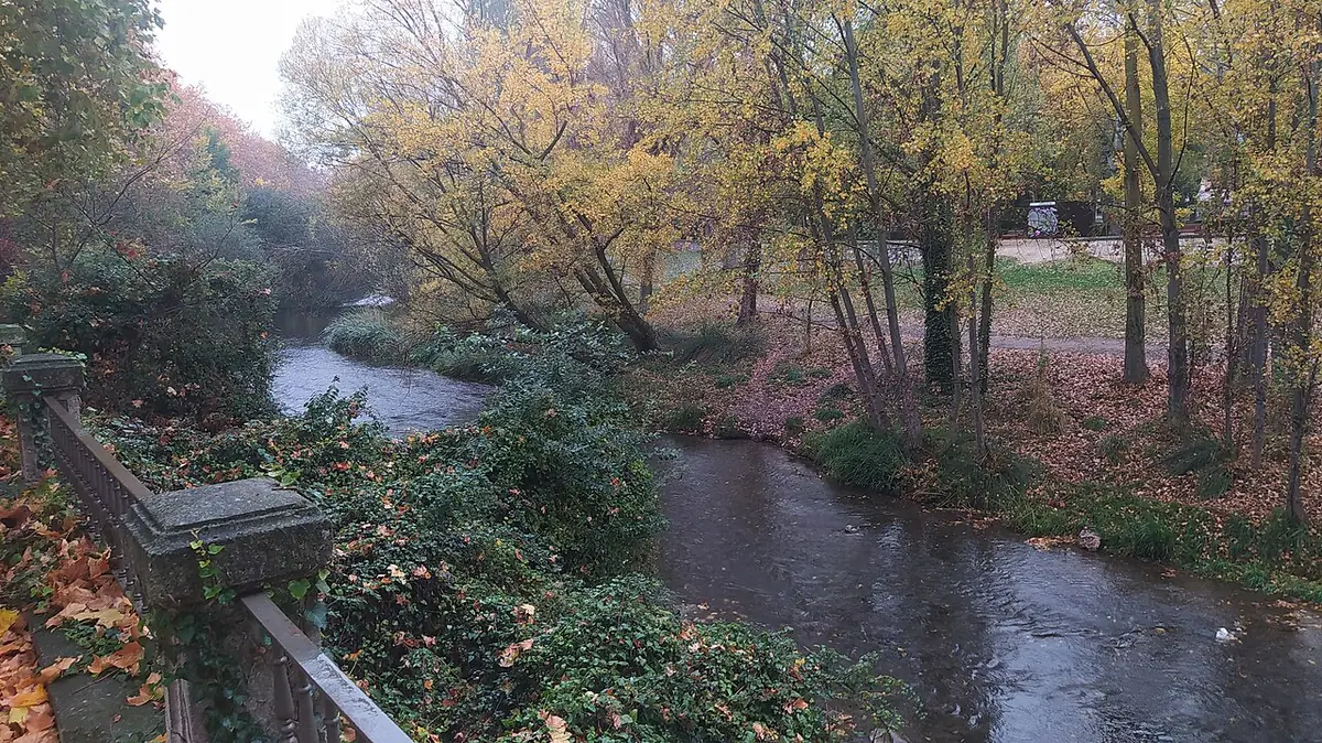 Le Río Arlanzón à Burgos, vu depuis une rue un jour de pluie