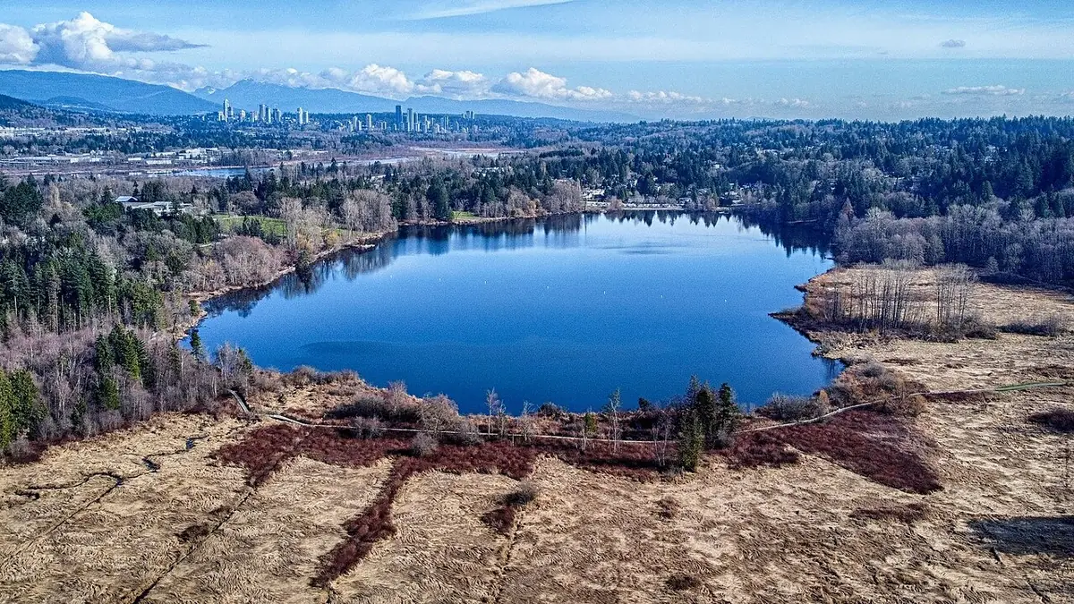 Vue aérienne du lac Deer Lake à Burnaby, entouré d’arbres aux couleurs d’automne