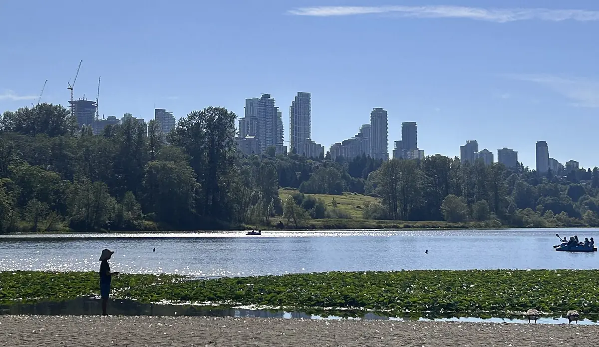 Les tours de Metrotown vues depuis les rives du lac Deer Lake à Burnaby