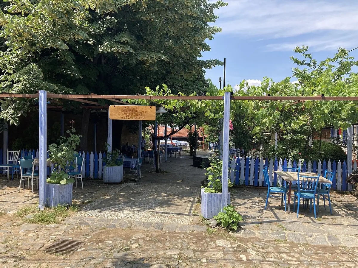 Terrasse ombragée d’un café sous une pergola à Cumalıkızık
