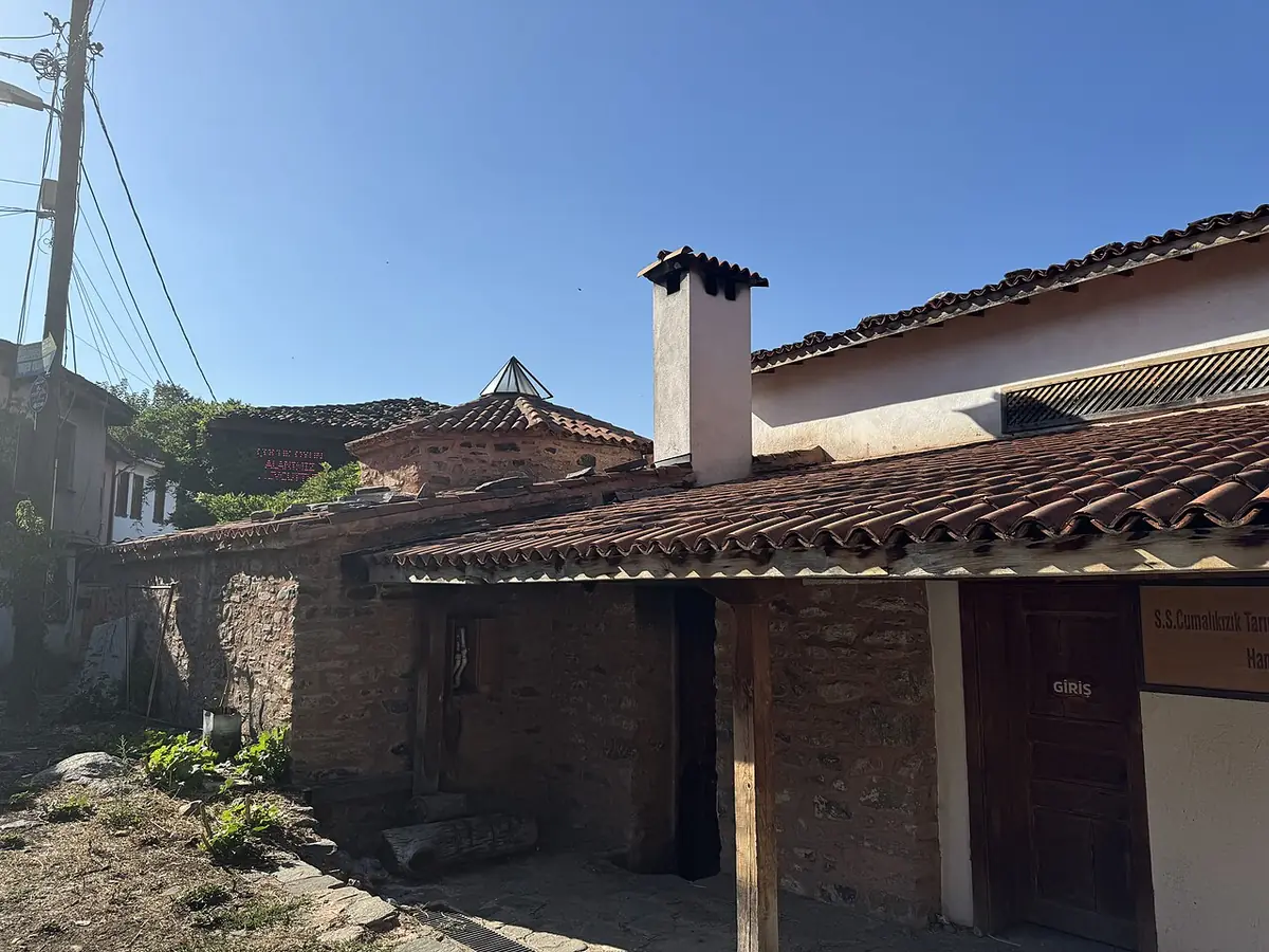 Toits de tuiles et cour intérieure d’une maison traditionnelle à Cumalıkızık