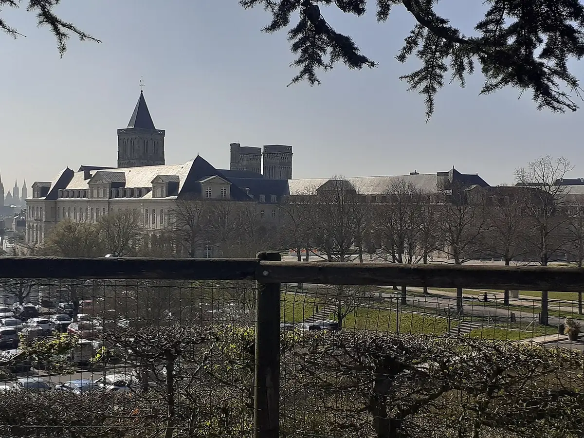 L’abbaye aux Dames vue depuis le parc Michel-d’Ornano, au-dessus des arbres