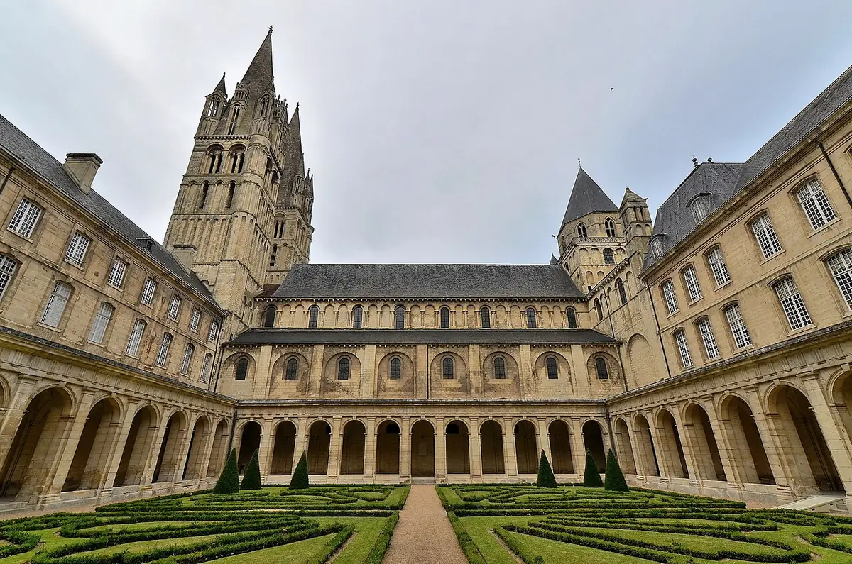 Le cloître et les jardins de l’abbaye aux Hommes à Caen