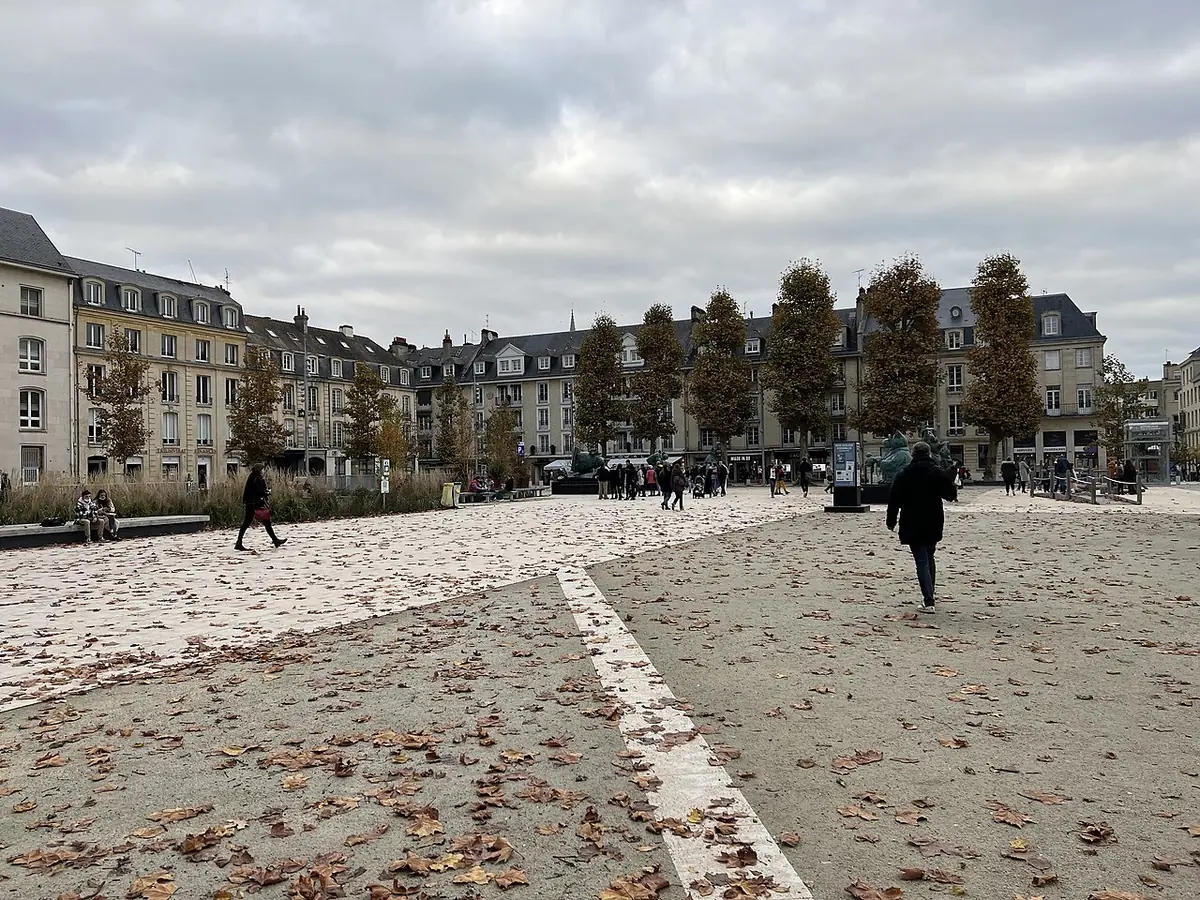 La place de la République à Caen, pavée et bordée d’immeubles, en automne