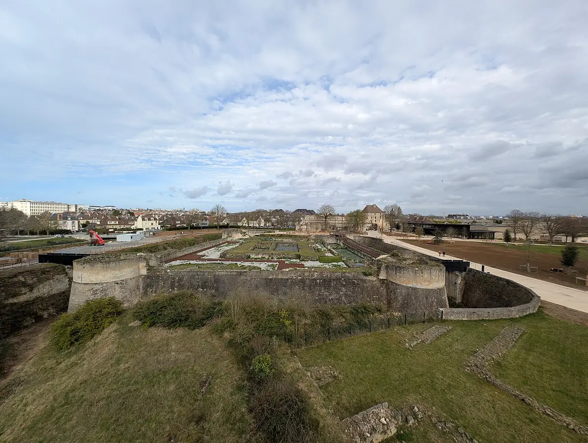 Les remparts du donjon du château de Caen dominant la ville sous un ciel nuageux