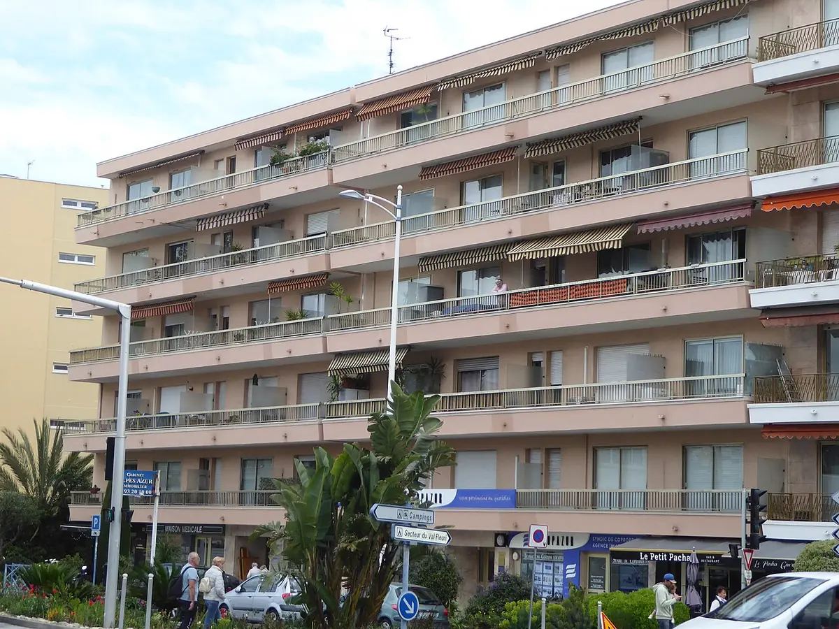 Immeuble d’habitation avec balcons et commerces en rez-de-chaussée, avenue de Nice