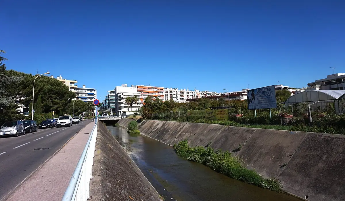 La route longeant la rivière du Malvan, bordée d’immeubles