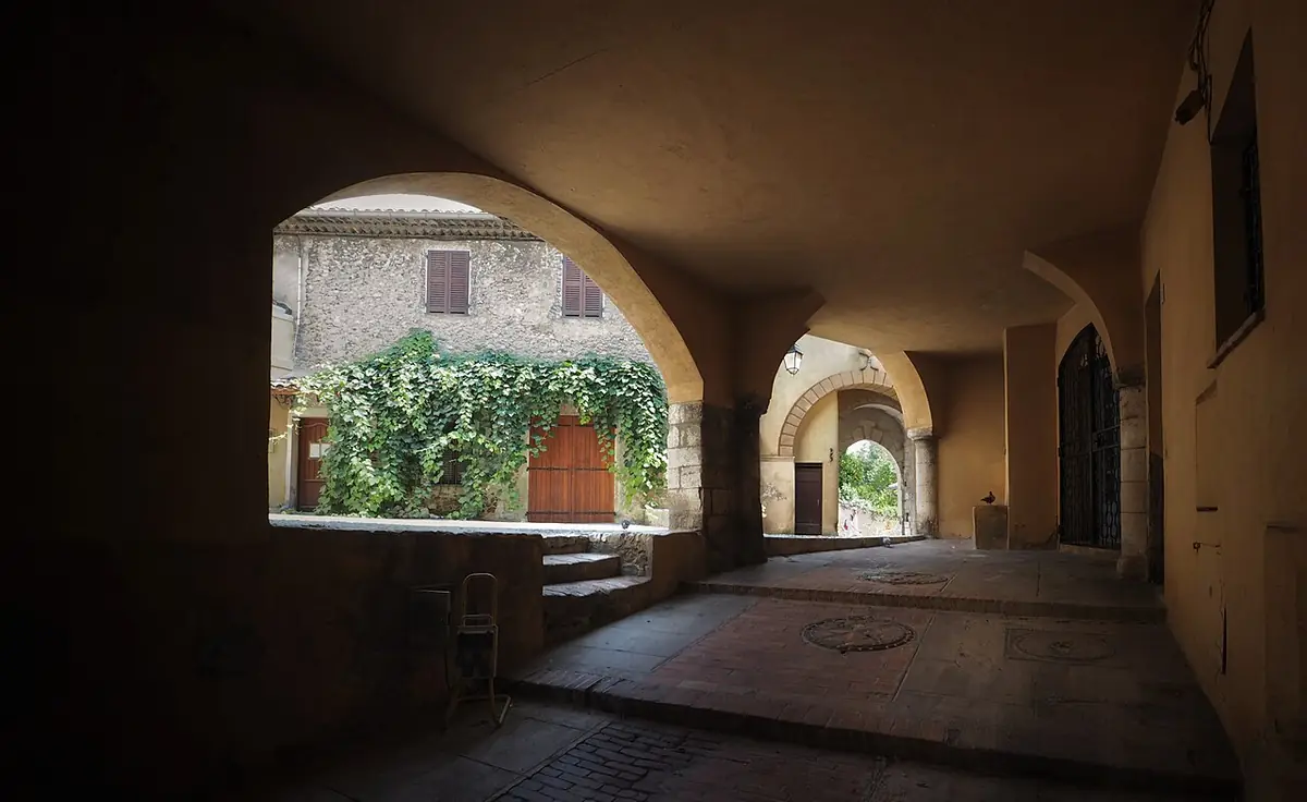 Un passage voûté en pierre dans les ruelles du vieux Haut-de-Cagnes