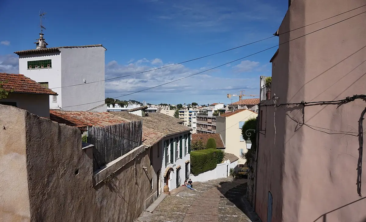 La Traverse Sainte-Luce, ruelle en pente bordée de façades blanches