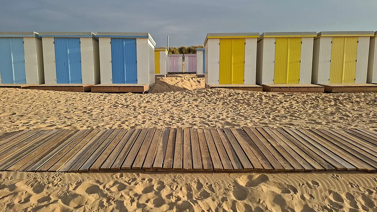 Cabines de plage colorées sur la promenade de la plage de Calais