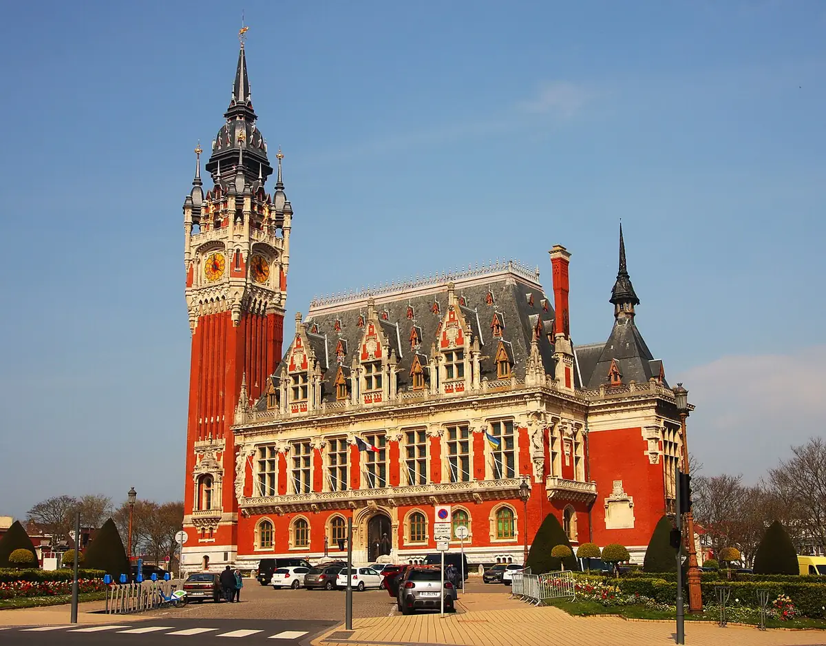 L’hôtel de ville de Calais et son beffroi sous un ciel bleu