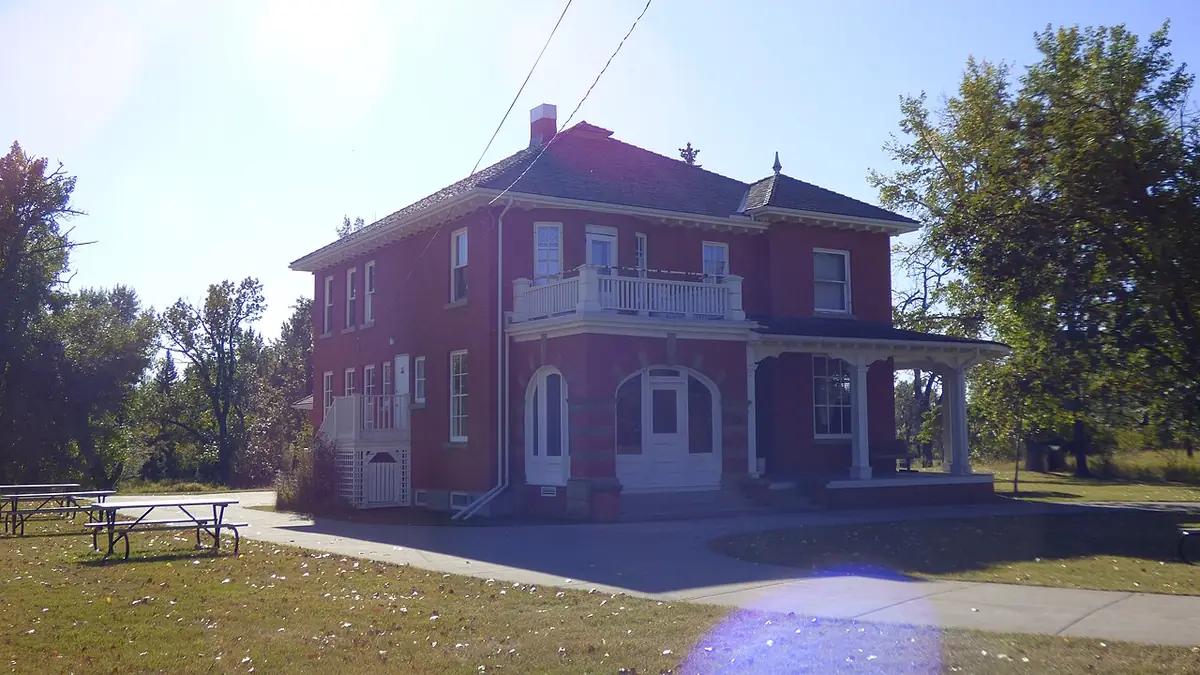 La maison Colonel James Walker, en briques rouges, avec sa véranda à Inglewood