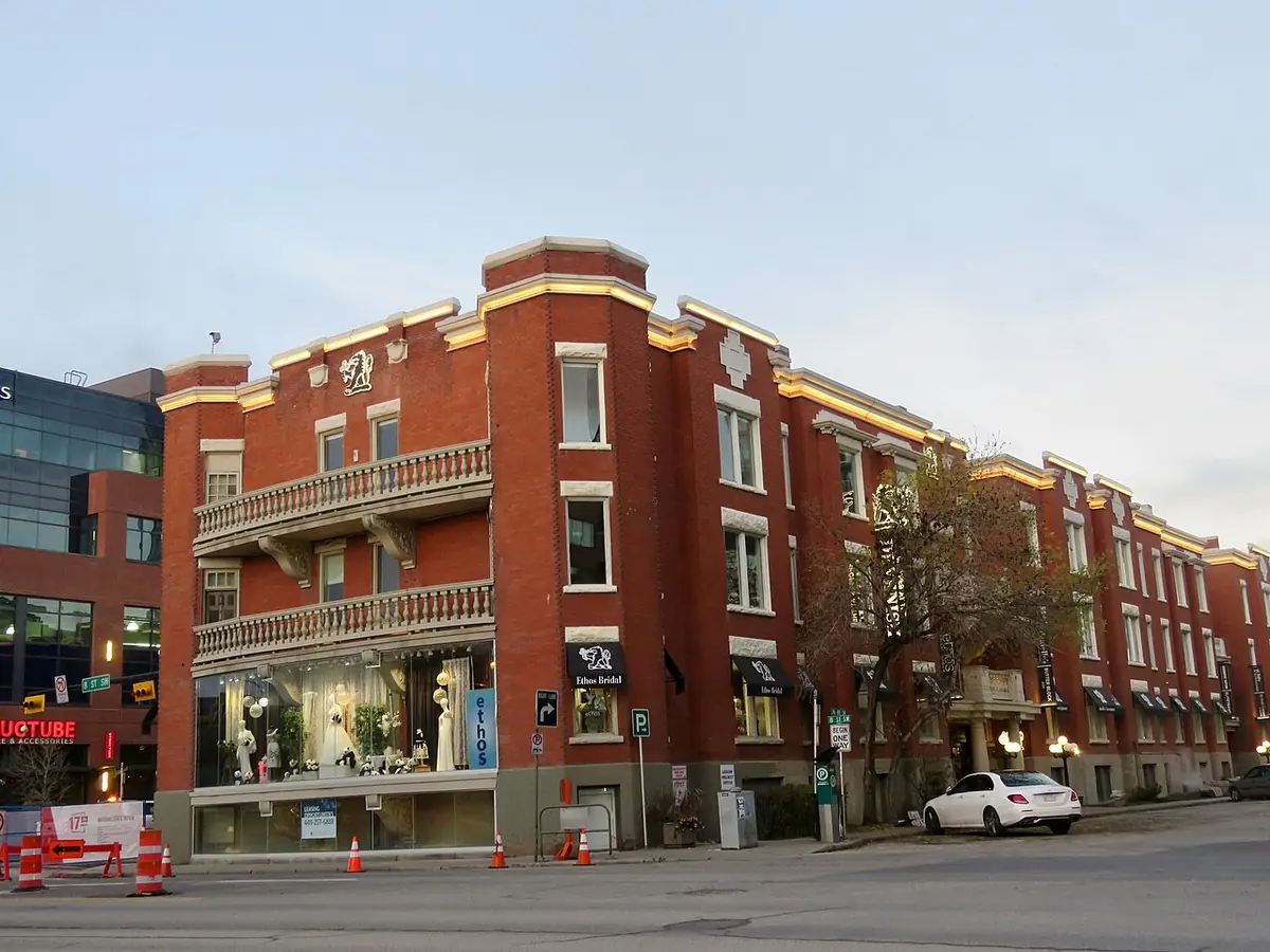 L’immeuble Devenish Apartments à l’angle d’une rue du centre-ville de Calgary