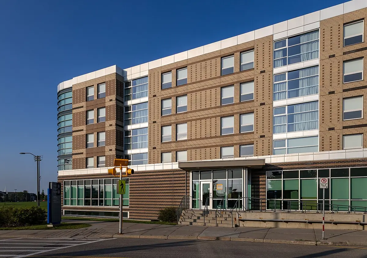 Un immeuble résidentiel moderne de plusieurs étages le long d’une rue de Calgary