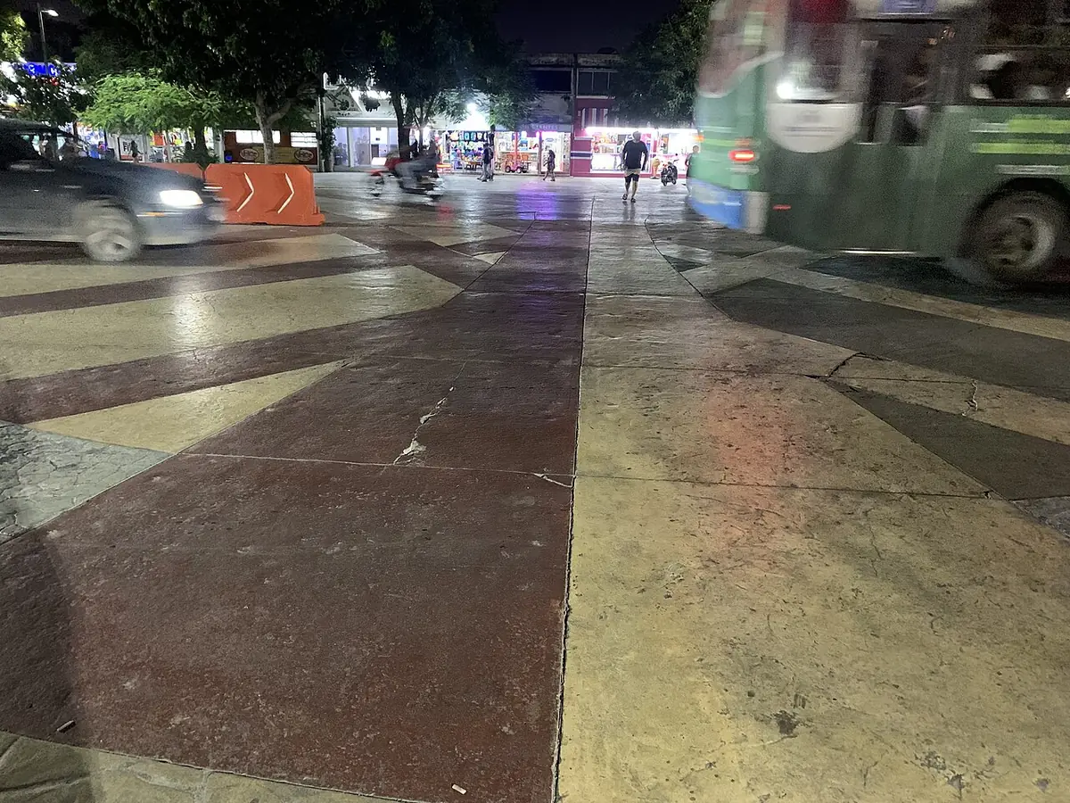 Une rue pavée colorée du centre de Cancún illuminée la nuit
