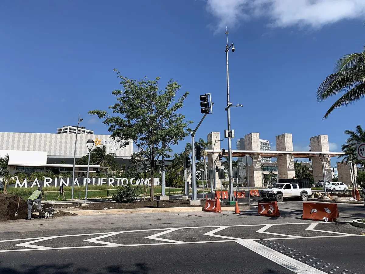 L’entrée du complexe Puerto Cancún, sur le boulevard Kukulkán