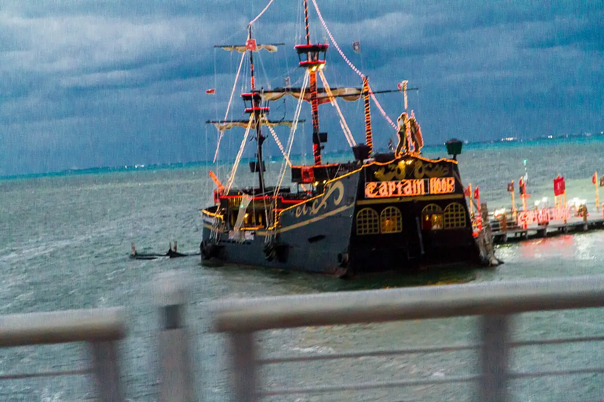 Des bateaux amarrés le long de la zone hôtelière de Cancún