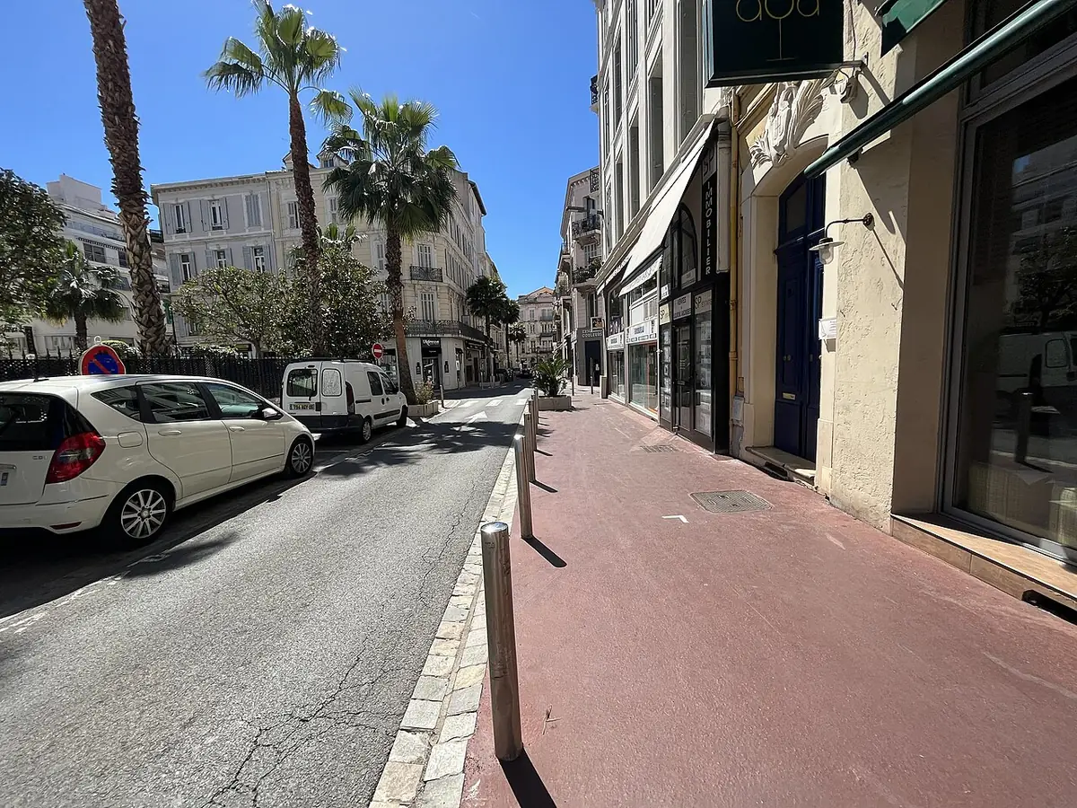 Le boulevard de la République à Cannes, bordé de palmiers et d’immeubles