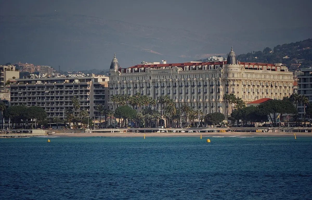 L’hôtel Carlton et sa façade blanche le long du front de mer de Cannes