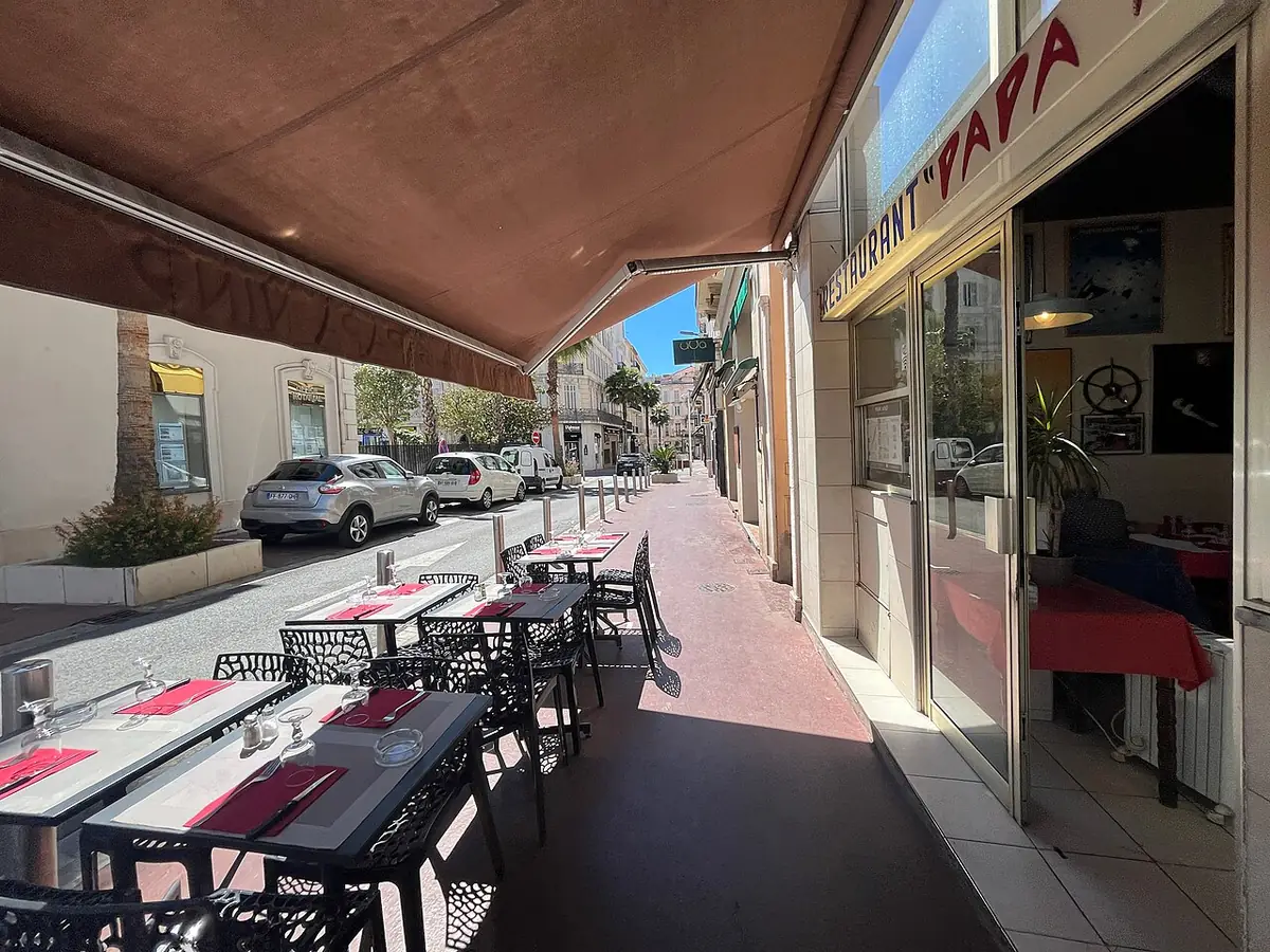 Terrasse de restaurant ombragée dans une rue du centre de Cannes