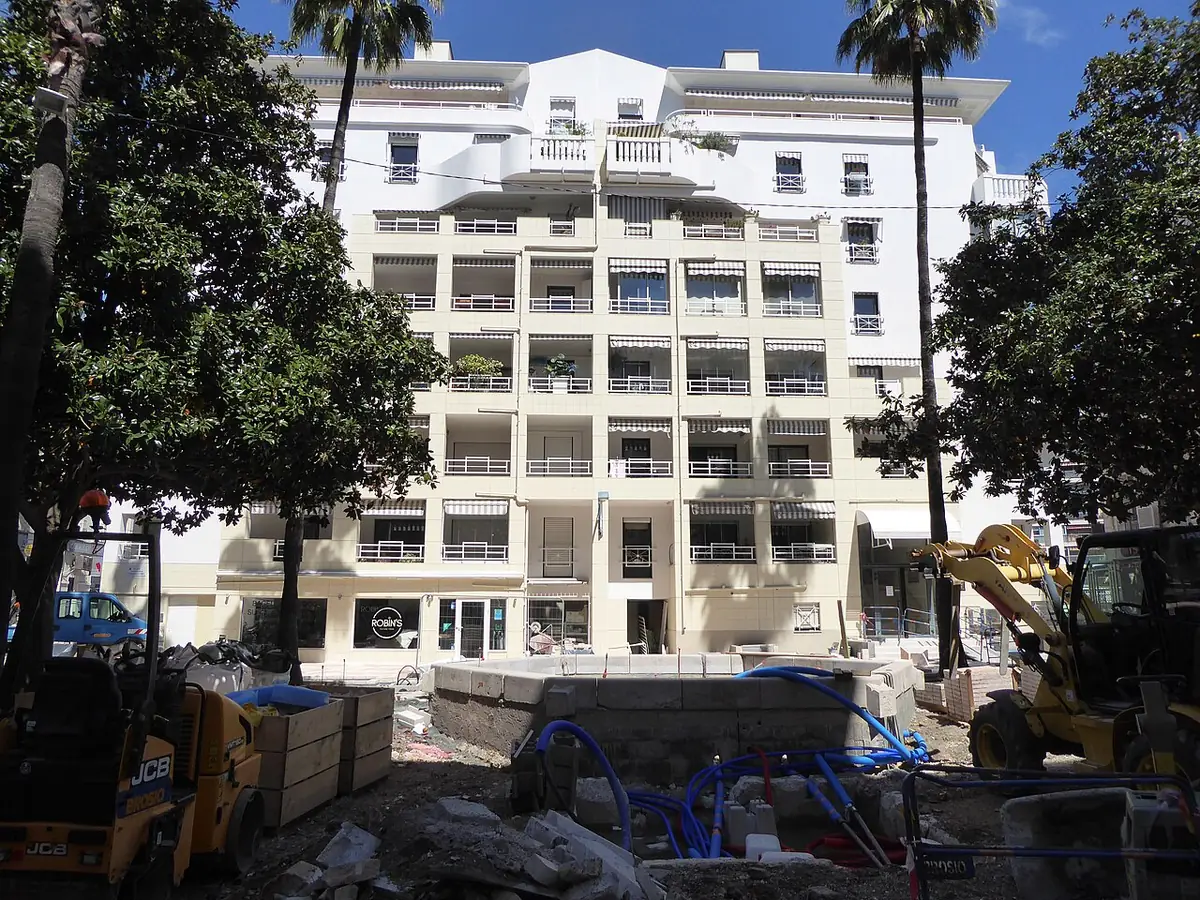 Immeuble d’habitation blanc place Commandant-François-Lamy, à Cannes