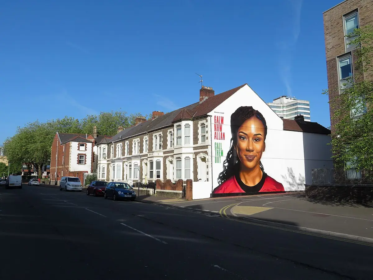 Une fresque murale et des maisons mitoyennes en briques rouges à Cardiff