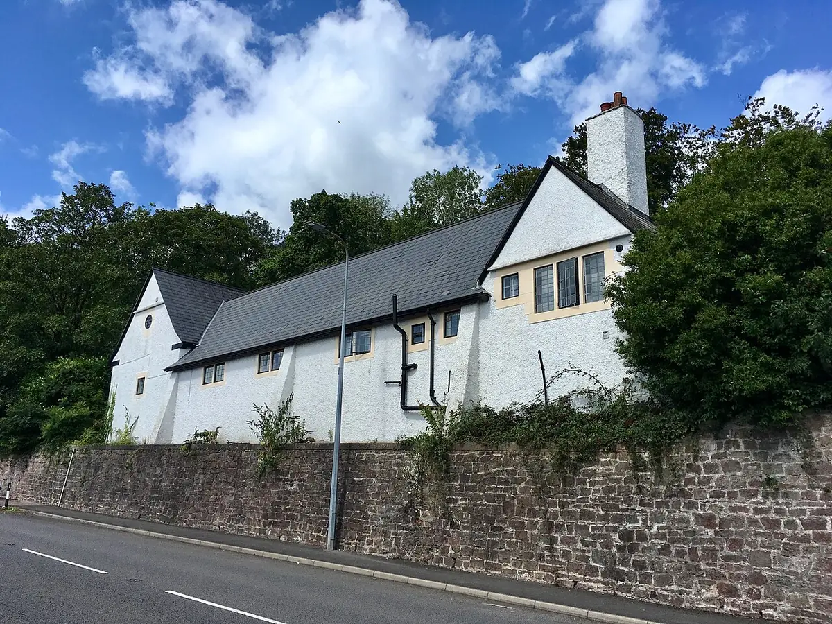 Une grande maison victorienne blanche entourée d’arbres, à Cardiff
